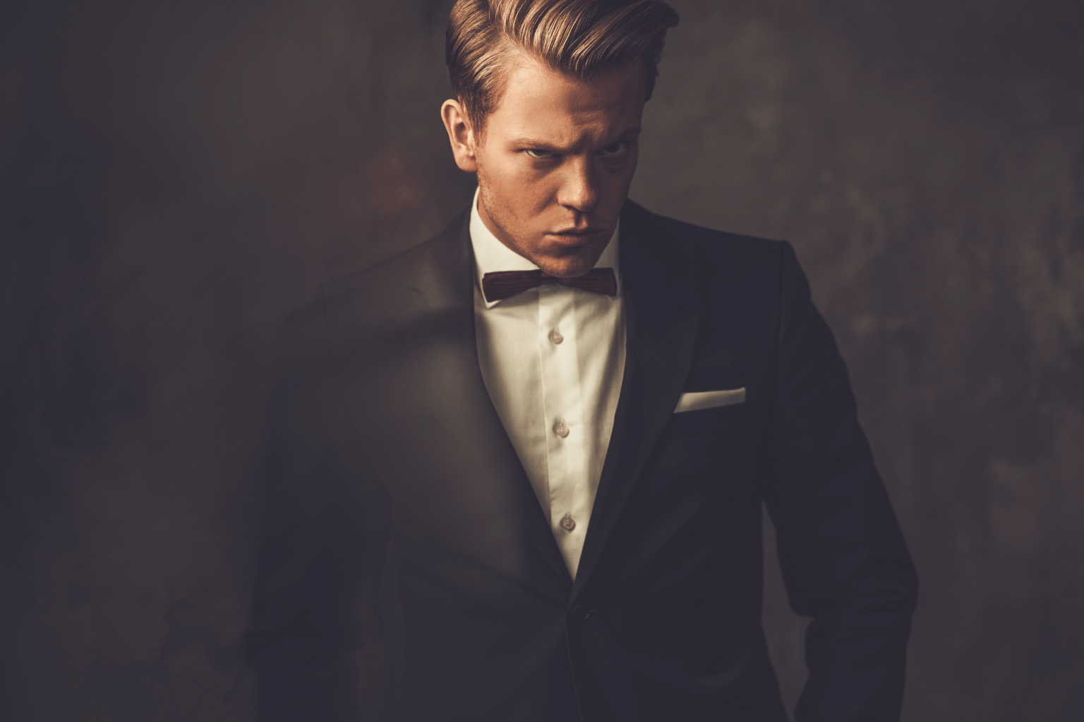  da li si vredan ili nisi?  Odgovor: cilj je da ostaneš nesiguran.  5. Krivica kao sidro  Pokušaš da postaviš granicu — a oni izvuku grešku od pre dve godine.  Odjednom se braniš, umesto da stojiš iza svog stava.  Prošlost se ne koristi da bi se rešila. Koristi se da bi se pobedilo.  6. Selektivno pamćenje  Sećaju se kada si zakasnio jednom.  Ne sećaju se kada su oni tri puta otkazali.  To nije slučajno.  To je način da uvek deluje kao da si ti problem.  7. Uključivanje treće osobe  “Moj bivši nikad nije reagovao tako.” “Drugi ljudi ovo bolje podnose.”  Odjednom pokušavaš da se “dokažeš”.  Igra je uspela — fokus više nije na problemu, nego na tebi.  8. Prebacivanje ulogе žrtve  Kažeš da te nešto povredilo.  Za dva minuta — oni pričaju koliko je njihov život težak.  I sada ti tešiš njih.  Razgovor je preokrenut — a da nisi ni primetio.  9. Povremena nagrada  Hladni su nedeljama.  Onda jedan dan — pažnja, toplina, savršen odnos.  I taj jedan dan te drži još mesecima.  To je isti princip kao slot mašina.  Neizvesnost stvara zavisnost.  10. Napad na identitet  Ne raspravljaju šta si rekao.  Raspravljaju ko si ti.  “Ti si uvek takav.” “To je tvoj problem.”  Odjednom više ne braniš stav — braniš sebe.  I tema nestaje.  11. Smanjivanje tvojih uspeha  Podeliš nešto lepo.  Oni pronađu način da to umanje.  Napredovao si — ali neko je brže. Smršao si — ali “ima još”.  Vremenom prestaješ da deliš dobre stvari.  12. Tišina kao kazna  Ne pričaju sa tobom.  Ne zato što im treba prostor — nego da bi te naterali da juriš i izvinjavaš se.  Tišina postaje alat kontrole.  13. Konstantno preokretanje priče  Kažeš da su bili grubi.  Oni kažu da si preosetljiv.  Kažeš da su prekršili obećanje.  Oni kažu da previše očekuješ.  Na kraju — počneš da sumnjaš u sebe.  14. Lažna otvorenost  Rano podele nešto lično.  Deluje iskreno.  Ti se otvoriš zauzvrat.  Kasnije — te informacije mogu biti iskorišćene protiv tebe.  15. Polagana izolacija  Nikada neće reći: “Prestani da se viđaš sa drugima.”  Ali će biti nervozni kada planiraš bez njih. Komentarisaće tvoje prijatelje.  Polako — tvoj krug se smanjuje.  A oni postaju centar svega.  Zaključak  Ovo nisu “trikovi za pobedu”.  Ovo su obrasci koje treba da prepoznaš — da ne bi postao deo njih.  Najopasniji deo manipulacije nije ono što ljudi rade.  Već to što ti treba predugo da shvatiš šta se dešava.  Kada jednom vidiš obrazac — više ga ne možeš ignorisati.  I tada se igra menja.